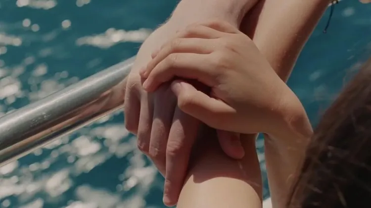 周孝安貼出與陳天仁及女兒心手相連照。翻攝周孝安IG