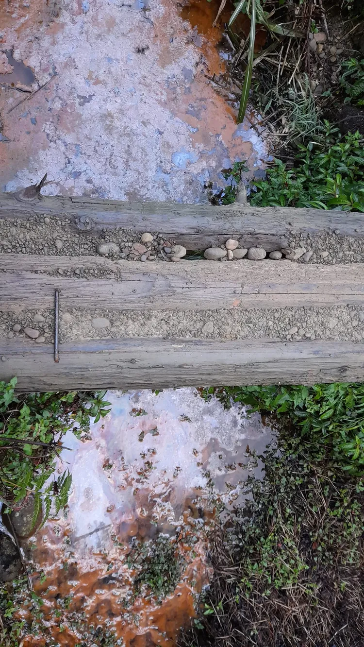 網友指出，水漾森林屎水堆積不散，髒亂程度比夜市還過之不及。翻攝自「靠北登山大小事」