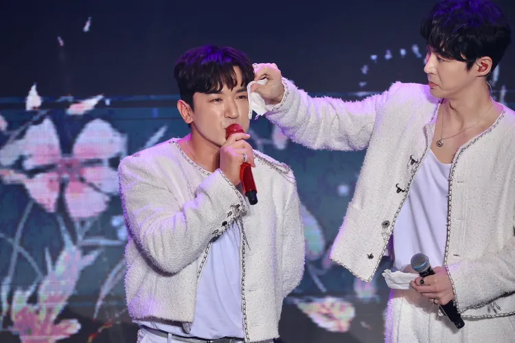 前進（右）貼心幫李玟雨擦汗。林林攝