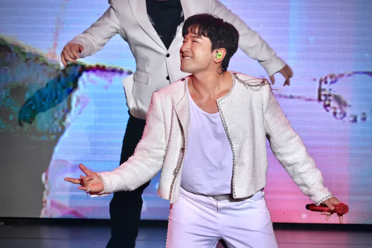 李玟雨想拔掉金烔完麥克風的電池。林林攝