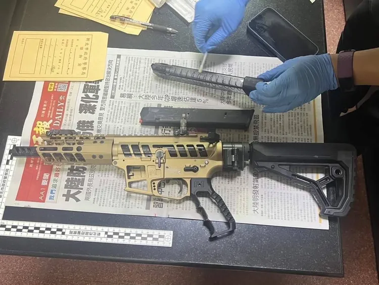 劉姓少年持槍掃射後投案，鑑識人員進行採證。板橋警分局提供