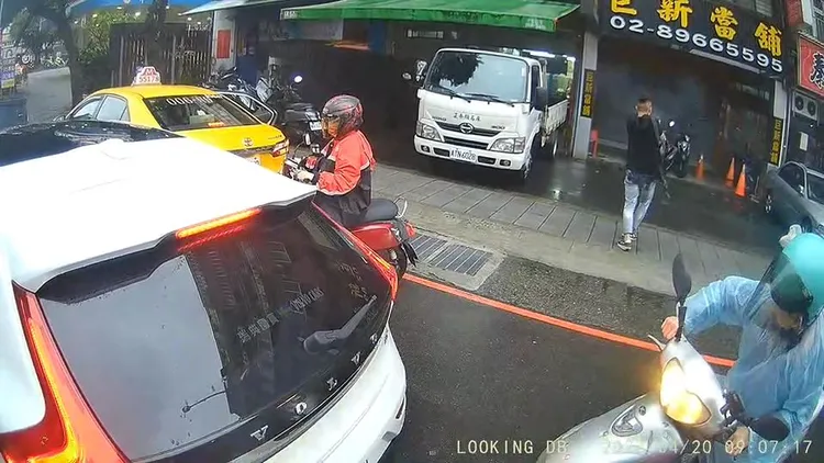 男子持衝鋒槍朝當鋪掃射。讀者提供