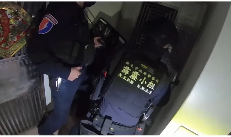 霹靂小組荷槍實彈攻堅詐騙集團本營。警方提供