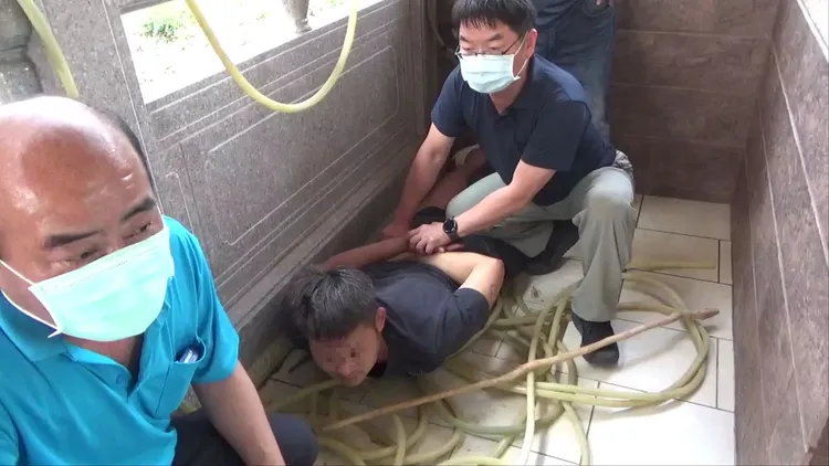 警方及時壓制逮捕張天昊。翻攝畫面