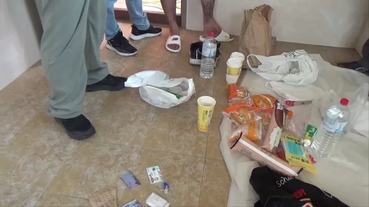 警方搜身時赫然發現求援字條(左下角)「哥，幫我準備睡袋、手電筒，還有一把刀……」。翻攝畫面