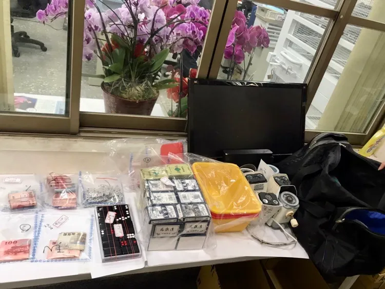警方起出天九牌、賭資等證物。讀者提供