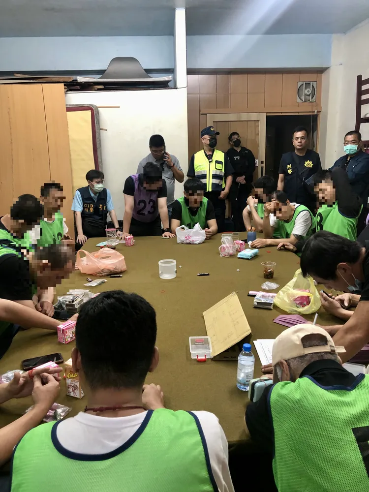 賭客穿上號碼衣，遭社維法法辦。讀者提供