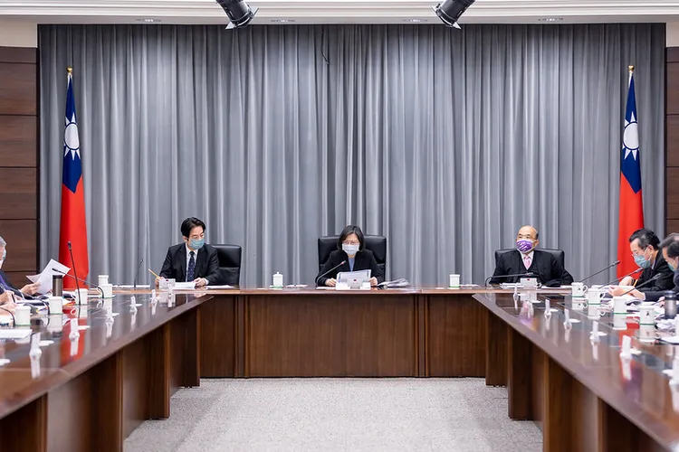 去年12月31日國安高層會議時，蔡英文（中）、賴清德（左）與時任行政院長蘇貞昌（右）皆出席。總統府提供