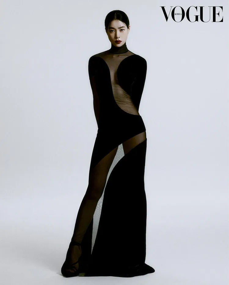 林知衍在韓國《VOGUE》大秀鏤空時裝美照，性感指數破表。翻攝自林知衍IG