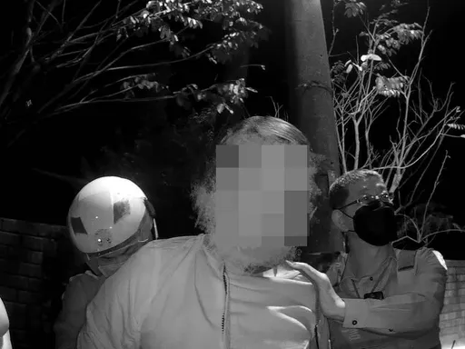 桃園男騎車抽菸好恣意　這原因遇警卻龜縮了！還哀求警放他一馬　