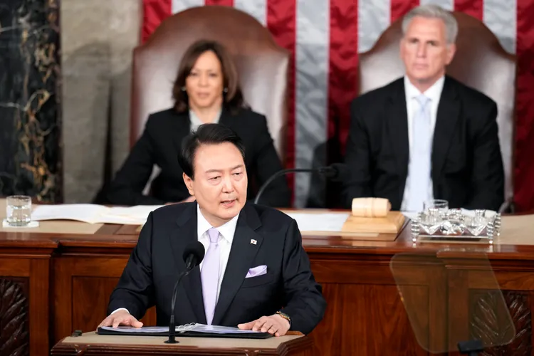 南韓總統尹錫悅（前）日前在美國國會發表演說，盛讚「美國海軍陸戰隊第一師在長津湖戰役中，奇蹟般地突破了12萬中國軍隊的圍攻」。美聯社