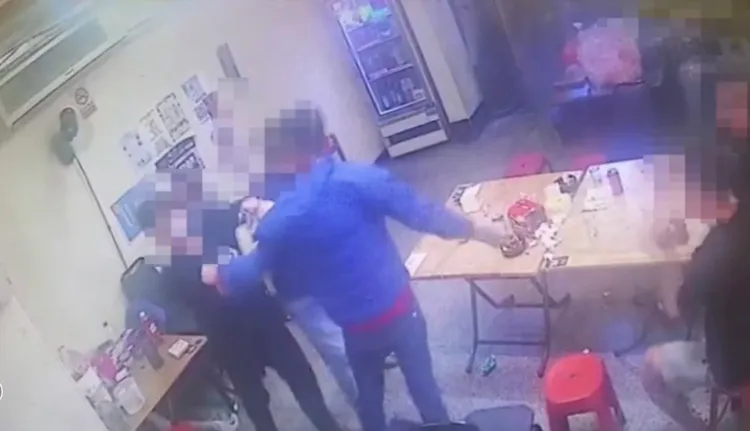炭烤店內雙方人馬爆發拉扯互毆，有人亮出刀械威嚇，慌亂中有人掏槍對空鳴3槍。翻攝畫面