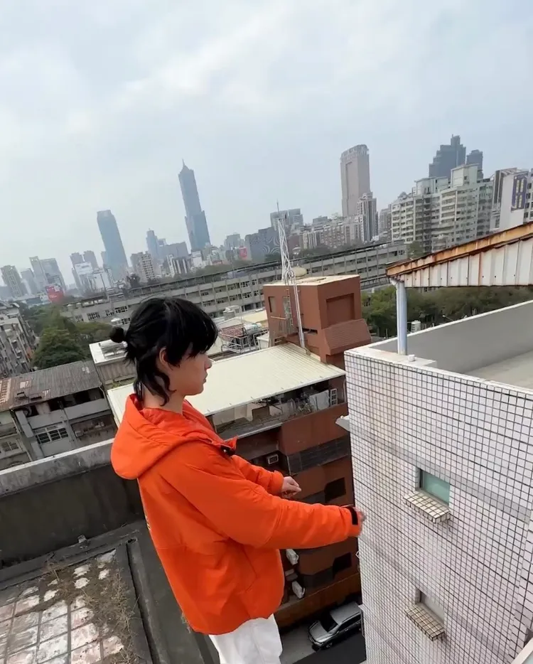 紅衣男起跳前瞄凖距離。翻攝畫面