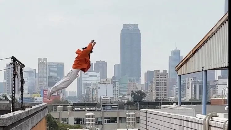 紅衣男縱身一跳。翻攝畫面
