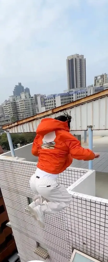 紅衣男縱身一跳。翻攝畫面