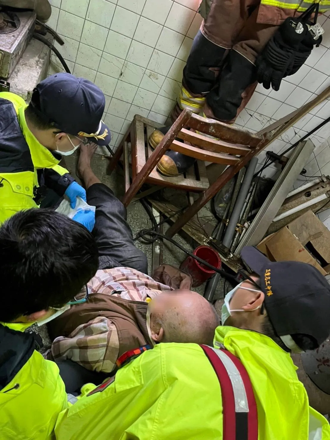 警消將黃男拉回屋內。新北市消防局提供