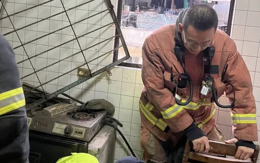 新北阿北攀5樓外牆修鐵窗 不慎踩空卡窗台驚險獲救