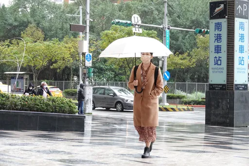 今雨神來！明天回冷「氣溫溜滑梯」　專家曝颱風可能性