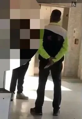 高二生在走廊上被校安人員逼迫認罪。人本提供