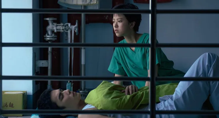 喜歡用觸覺封存記憶的項婕如（右），笑說和她在電影《疫起》中扮演情侶的男星曾敬驊摸起來「很黏」。翻攝chloeee7 IG