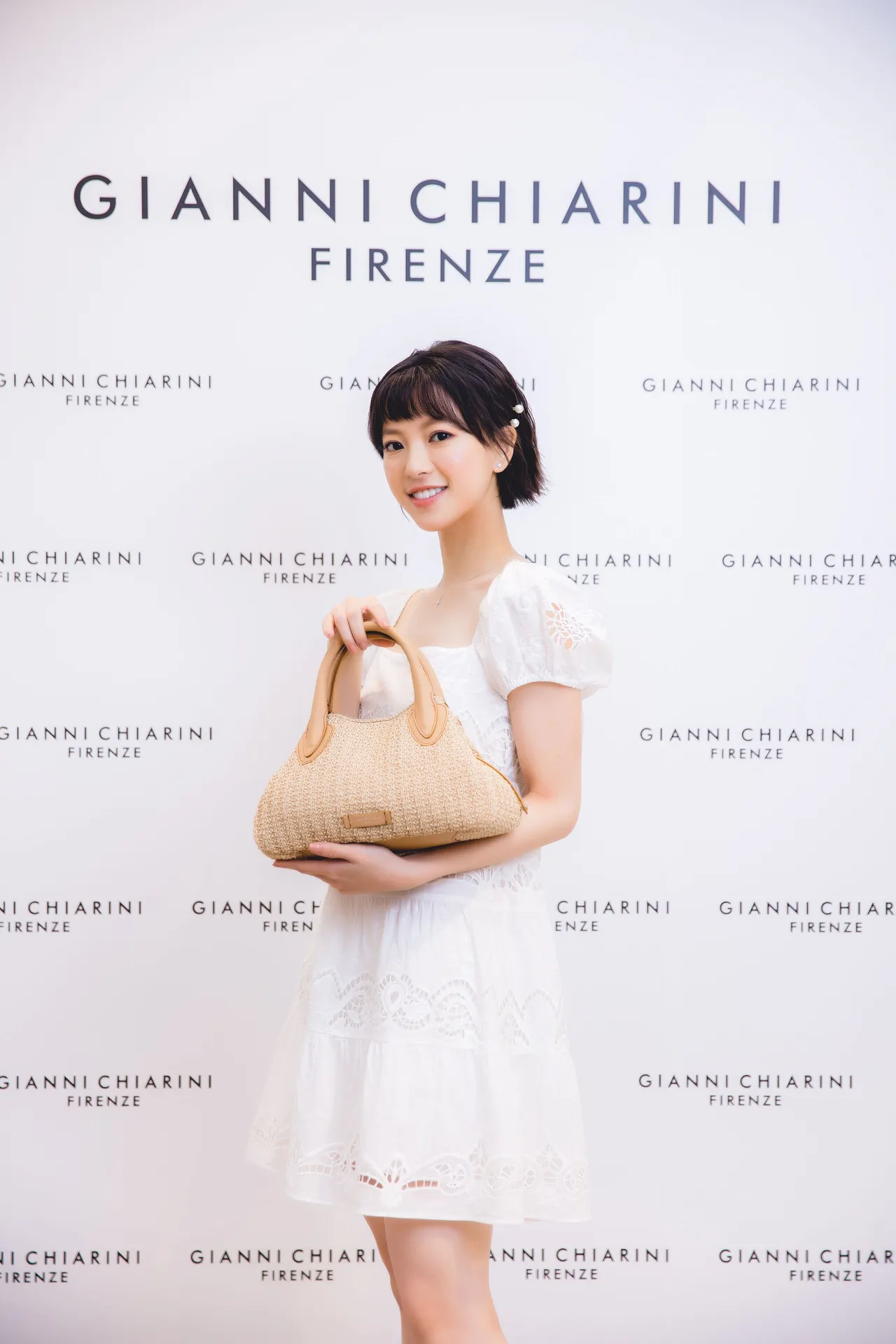 項婕如自認是「觸覺癖」,笑說挑另一伴也和挑包包一樣,都要先「摸過」才行。品牌提供