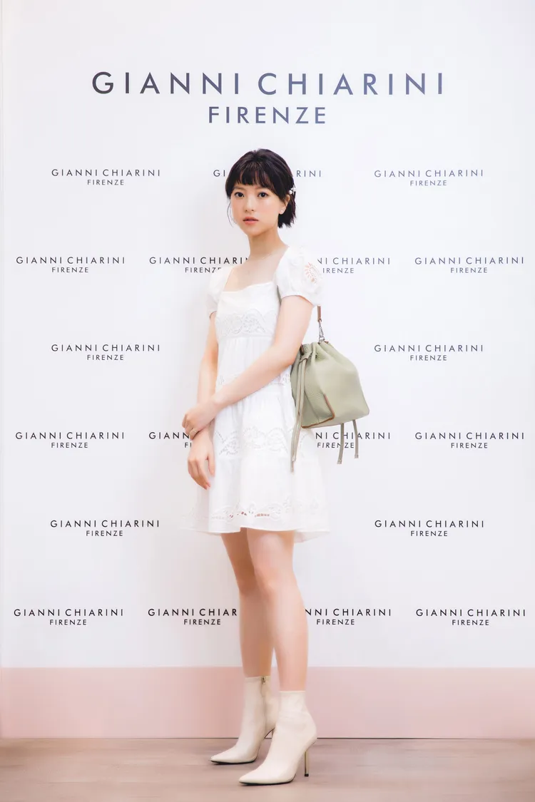 身為「觸覺癖」的項婕如，覺得GIANNI CHIARINI全新的Joy皮革水桶包，令她在摸完後感到十分療癒。品牌提供