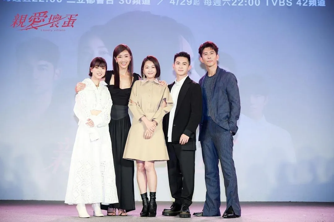 至於合作過明星中的「最佳觸感獎」,項婕如(左1)頒給了在影集《親愛壞蛋》裡飾演她媽媽的女星隋棠(左2)。翻攝dramasettv IG