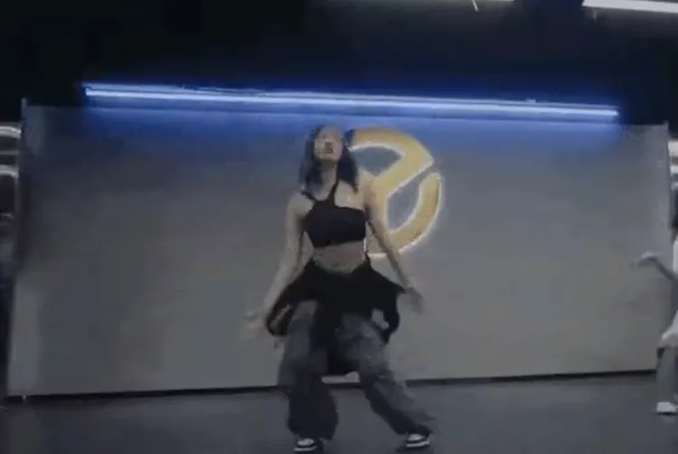 小蘋果上傳跳舞影片引起網友討論。翻攝微博