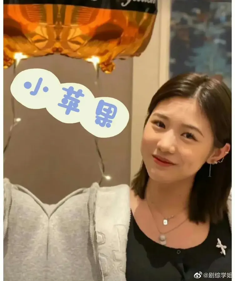 小蘋果外型亮眼，有如嫩版陳妍希。翻攝微博