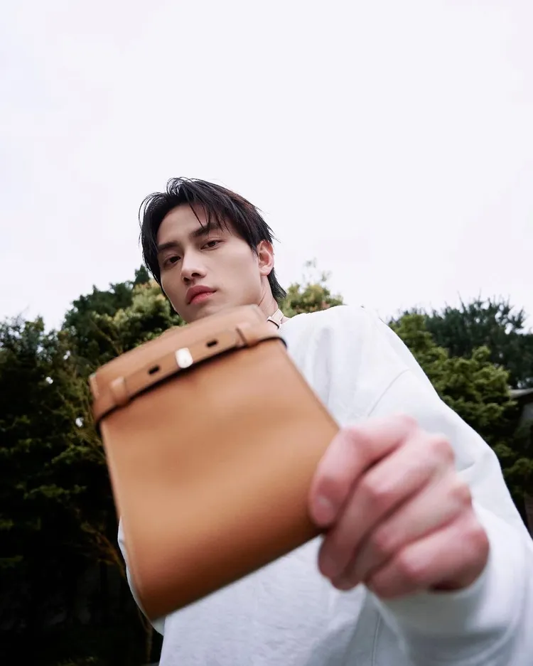 范少勳在《模仿犯》中犯案後，習慣以口紅在被害者臉上作記號，他俏皮稱這個小廢包放口紅剛剛好，讓入戲的粉絲瑟瑟發抖。翻攝fan82114 IG