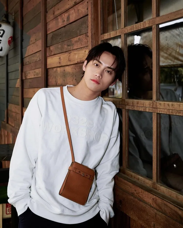 范少勳背上Valextra小廢包，表示「放個口紅剛剛好」。翻攝fan82114 IG