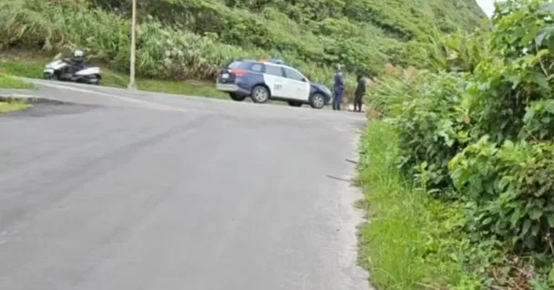 警方趕到盤查男子，企鵝妹趁機開溜。引自企鵝妹直播