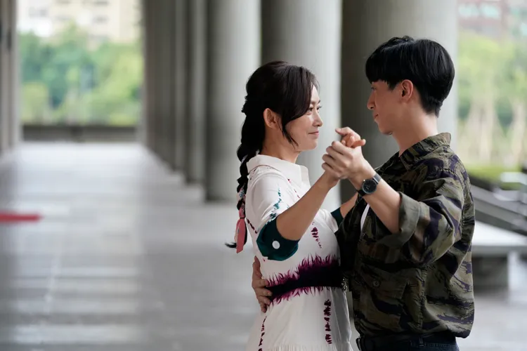 劉瑞琪（左）與呂紹齊忘情共舞。客台提供