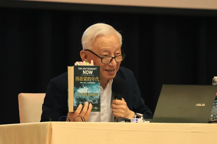 曹興誠推薦學子閱讀心理學大師史迪芬‧平克著作《再啟蒙的年代》。中山大學提供
