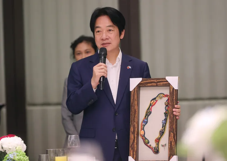 賴清德說明排灣族的琉璃珠藝品代表意涵。府提供