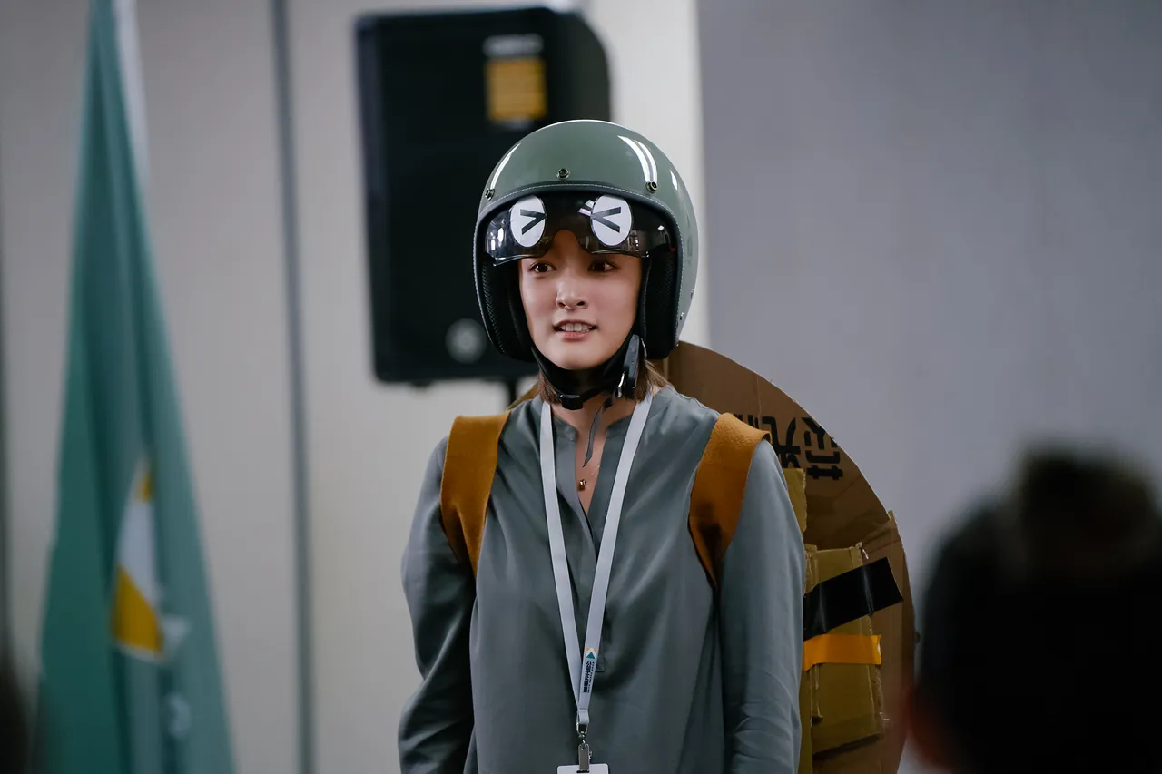 王淨為詮釋幕僚犧牲喬裝扮演海龜。Netflix提供