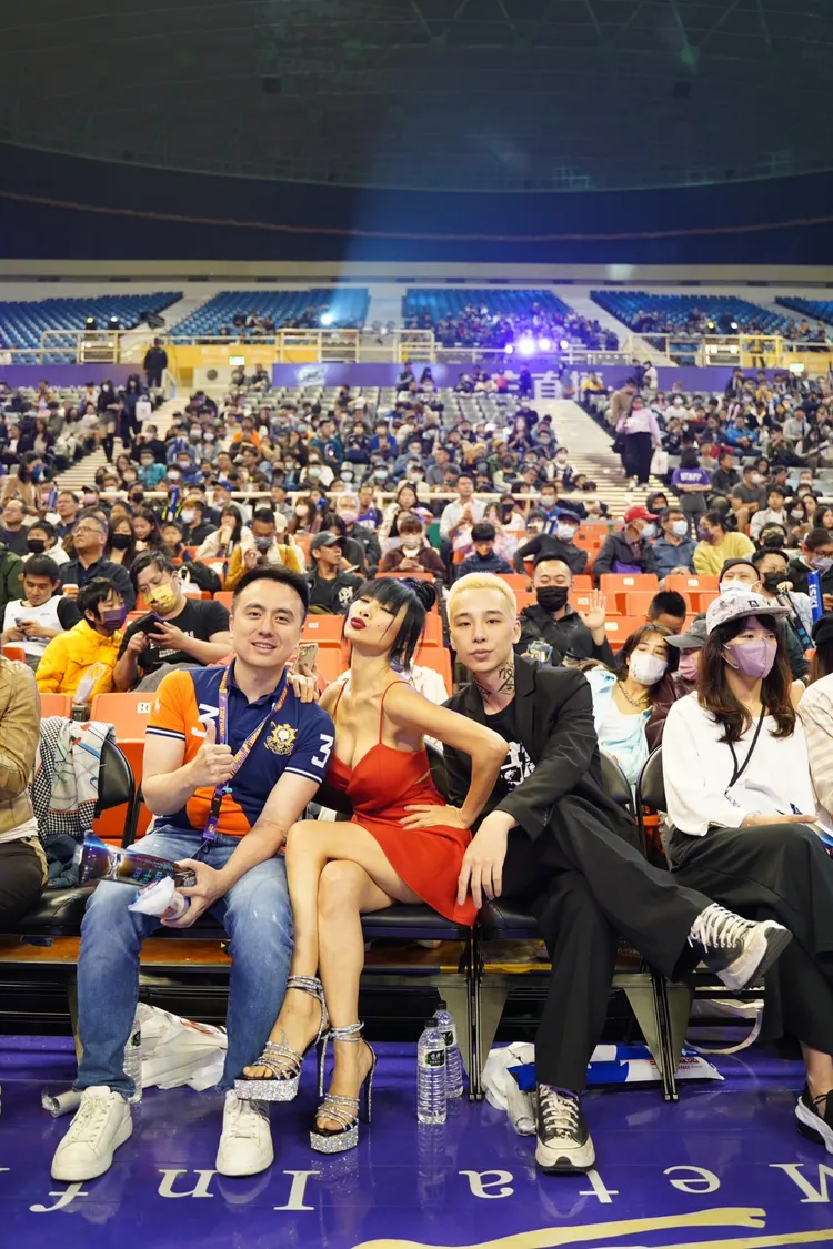 桃園永豐雲豹籃球隊執行長張建偉（左起）、白靈、儲榢逸合影。松露文創提供