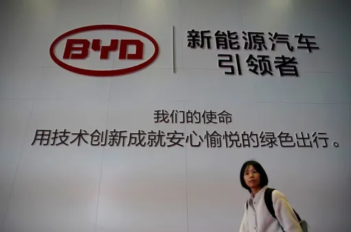 巴菲特再砍比亞迪持股剩一半　套現逾200億