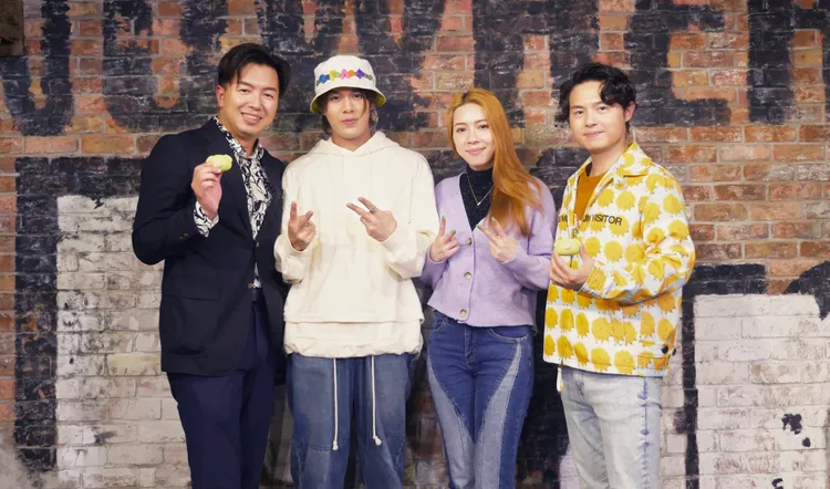 告五人團員哲謙（右起）、犬青、雲安接受主持人鄭偉柏專訪。MOMOTV 75台提供