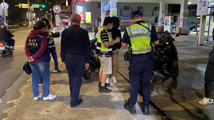 警方與環保局人員實施聯合稽查。樹林警分局提供