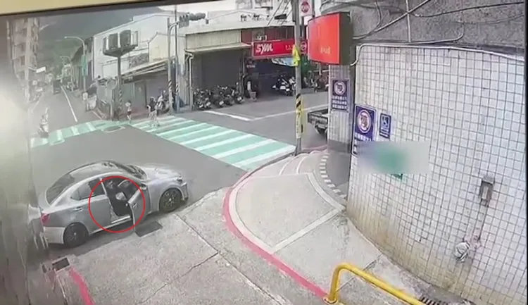 槍手搭乘車輛到場下車準備開槍。蘆洲警分局提供