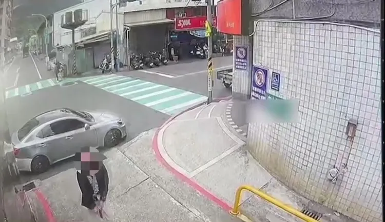 槍手下車後掏槍拉滑套。蘆洲警分局提供