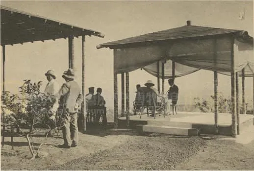 裕仁皇太子當時休憩處還是臨時搭建的涼亭，後來才改建成固定式的涼亭。《高雄州行啟紀念寫真帖》取自國立臺灣歷史博物館典藏網