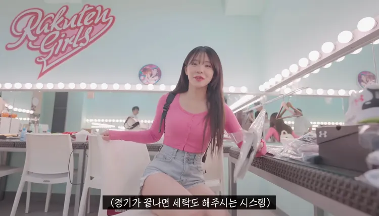 李多慧在樂天女孩的休息室開箱球衣，看到洗衣袋驚呼，比賽結束後球團會幫忙洗衣服。翻攝李多慧YouTube