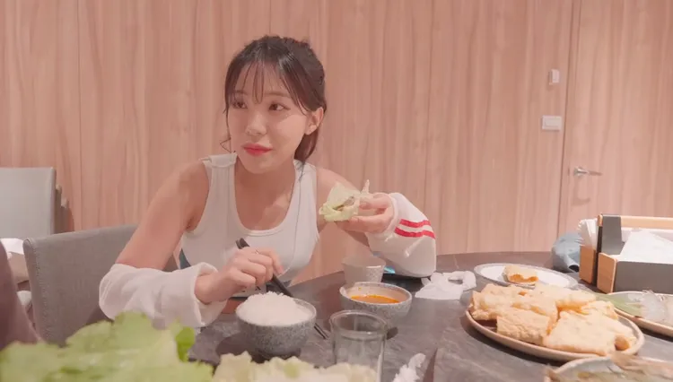 李多慧來台大啖火鍋，直接拿生高麗菜包肉，嚇壞翻譯。翻攝李多慧YouTube