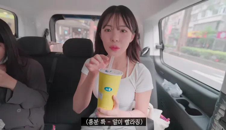 李多慧一抵台就喝了珍奶，還興奮到灑了滿身飲料。翻攝李多慧YouTube