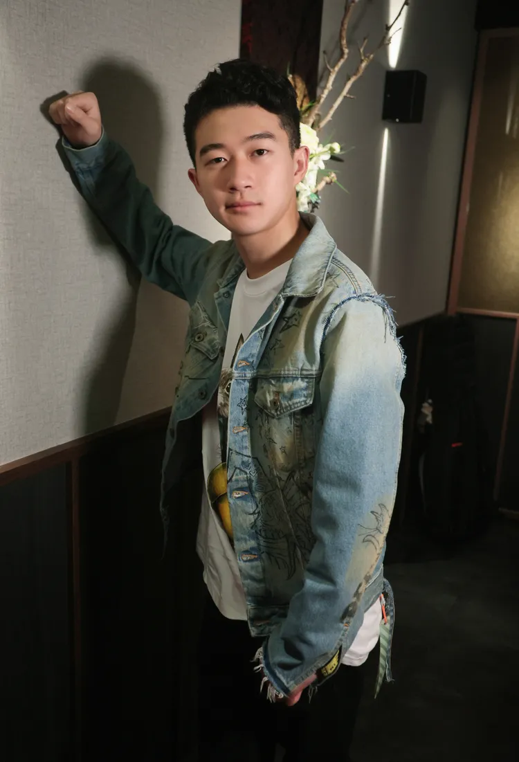 他維持好身材沒有發福，甚至還長高。彭欣偉攝