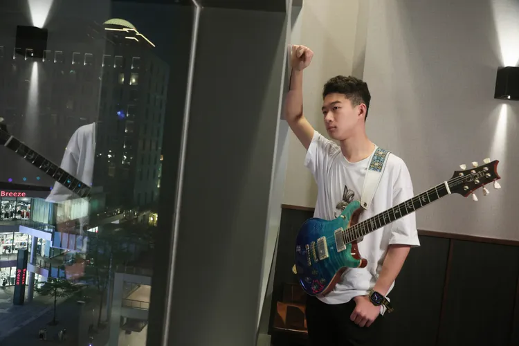貝克宇現在彈得一手好吉他。彭欣偉攝