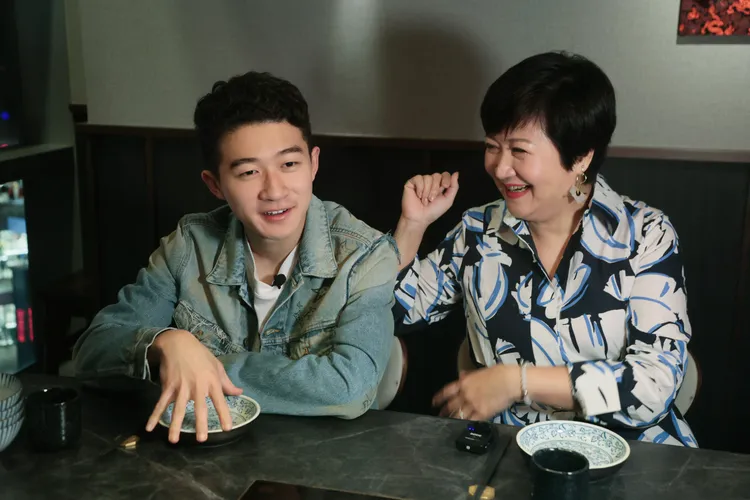 貝克宇（左）跟媽媽崔佩儀難得見面。彭欣偉攝