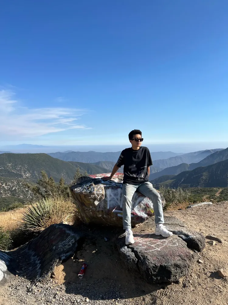 在Azusa山上俯瞰風景。貝克宇提供